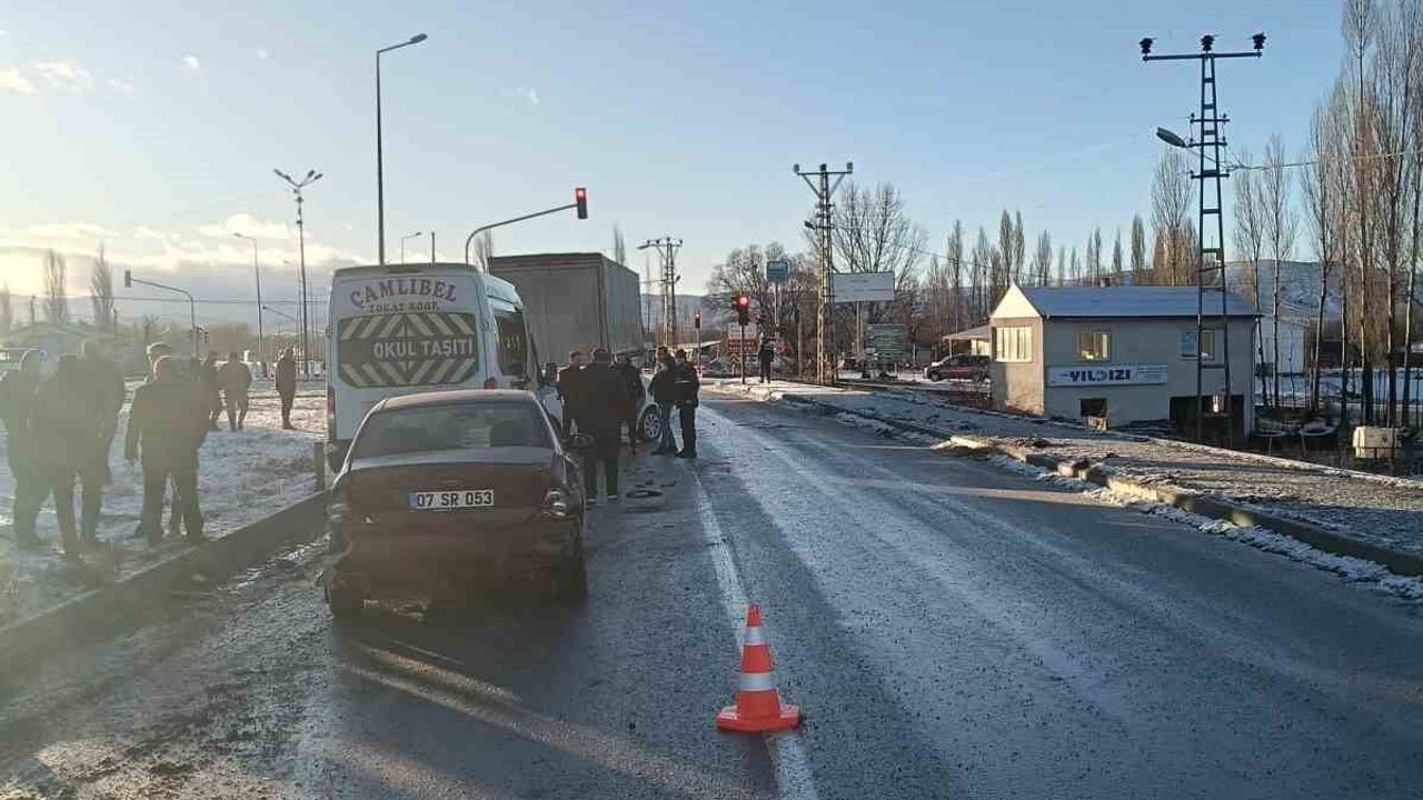 Tokat Çamlıbel'de Buzlanma Zincirleme Kazaya Yol Açtı — 5 Araçta Hasar