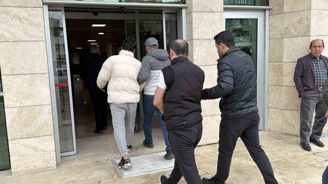 Tokat Erbaa'da Göçmen Kaçakçılığı Operasyonu: 2 Kişi Tutuklandı