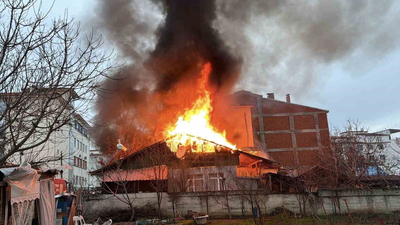 Tokat Erbaa'da İki Katlı Evde Yangın: Ekiplerin Müdahalesi Sürüyor