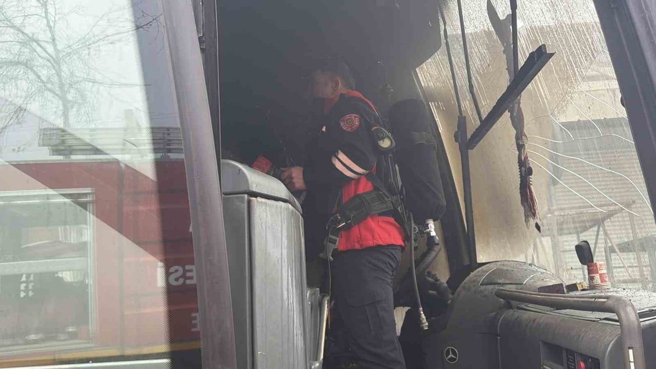 Tokat Erbaa'da Park Halindeki Otobüs Alev Aldı