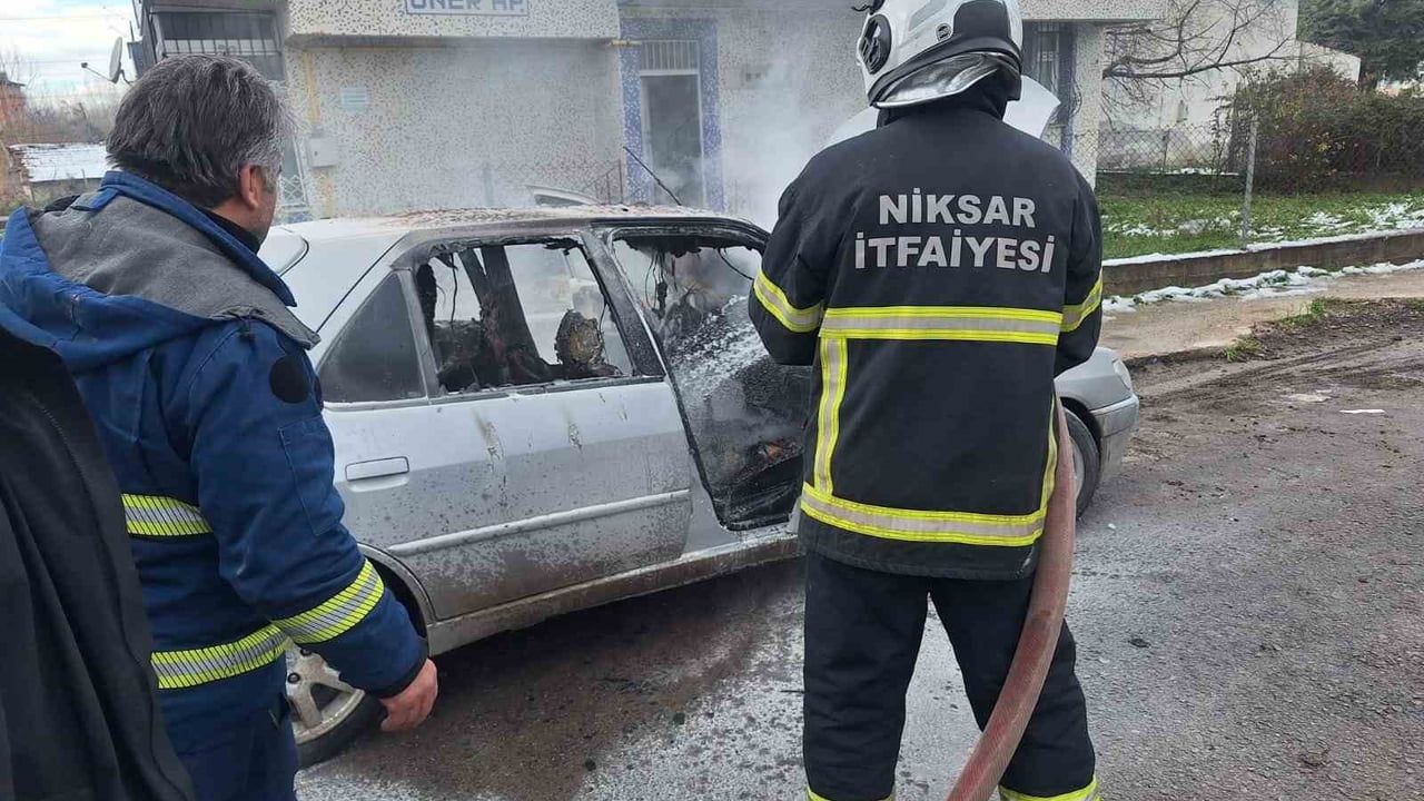 Tokat Niksar'da Park Halindeki Peugeot (34 F 2808) Yanarak Hurdaya Döndü