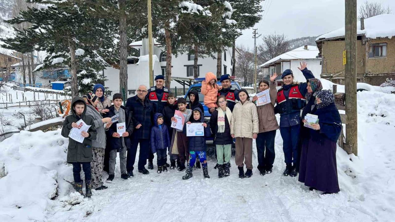 Tokat Ovacık'ta Jandarma 9 Öğrencinin Karnelerini Eve Ulaştırdı
