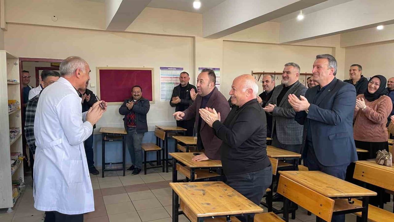 Tokat'ta Felsefe Öğretmeni Mehmet Yıldız'a 42 Yıllık Göreve Alkışlı Veda