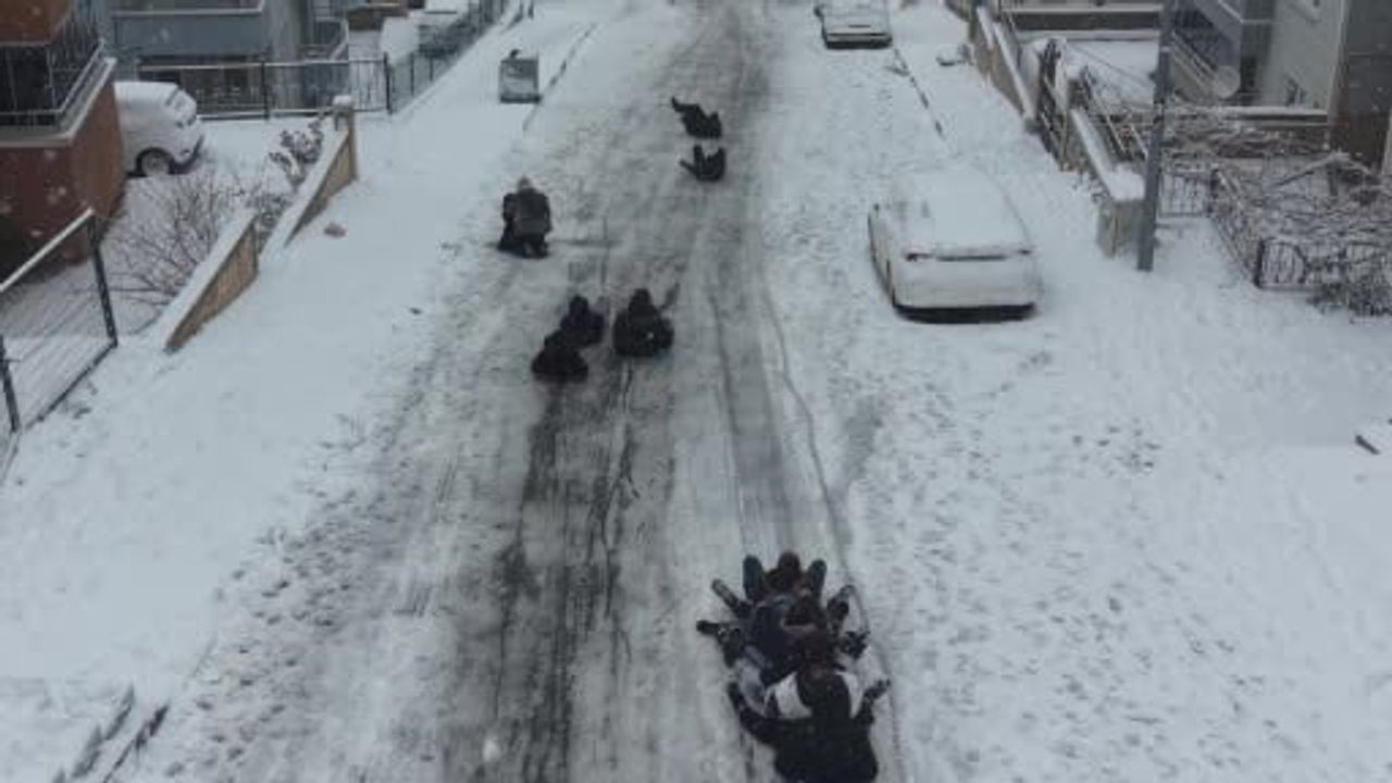 Tokat'ta Kar Coşkusu: Dik Yokuşlarda Kayak Keyfi ve Başçiftlik'te 5 Metrelik Buz Sarkıtları