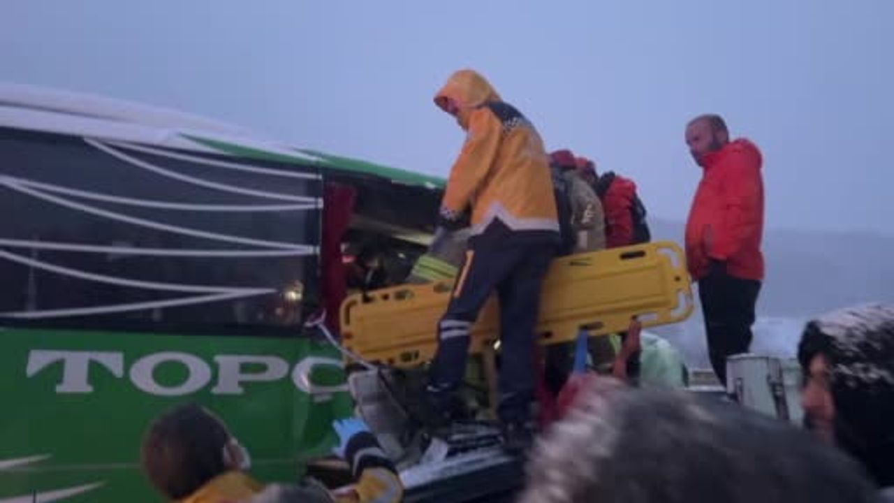 Tokat'ta karlı yolda otobüs tıra arkadan çarptı: Kurtarma çalışması sürüyor