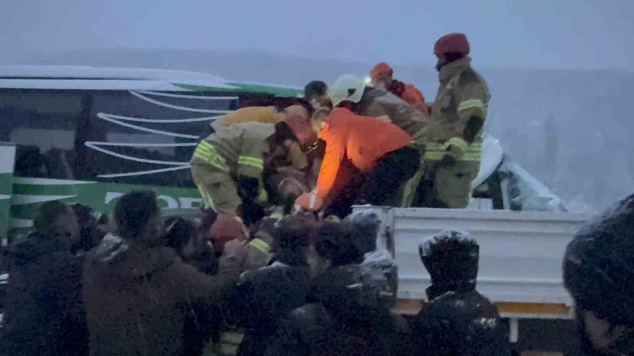 Tokat'ta karlı yolda otobüs tıra çarptı: Kurtarma çalışmaları sürüyor