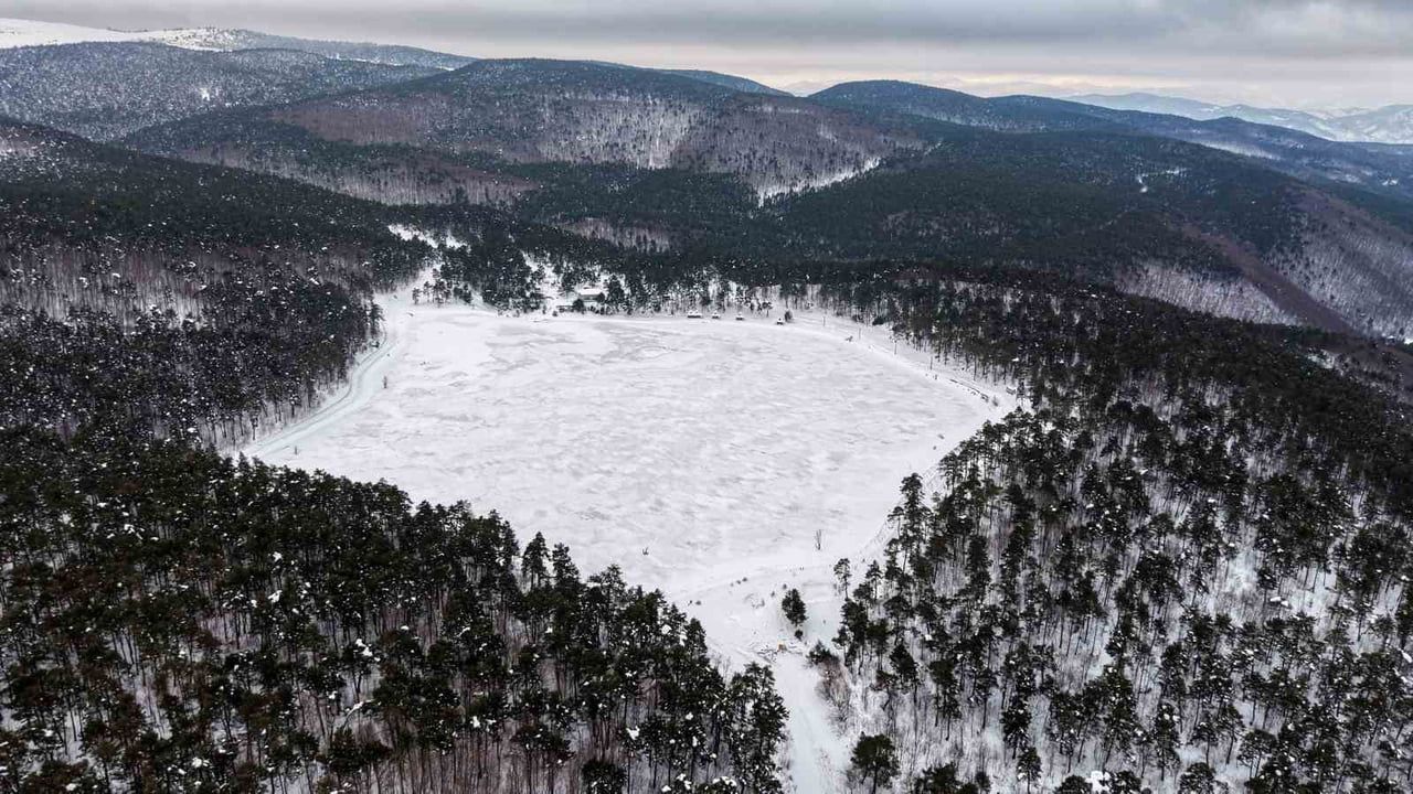 Tokat'ta Kurt Gölü'nün Donan Yüzüyle Büyüleyen Kış Manzarası