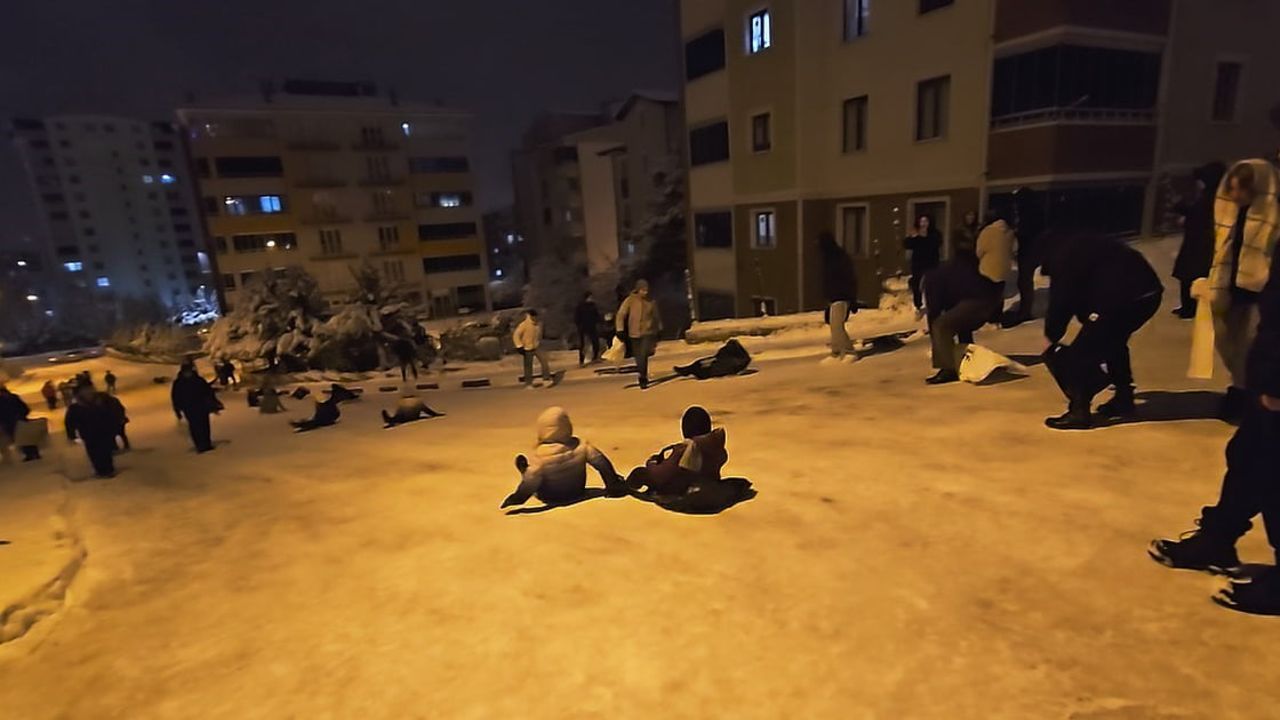 Tokat'ta 'Ölümüne' Kar Eğlencesi, Başçiftlik'te 5 Metrelik Buz Sarkıtları