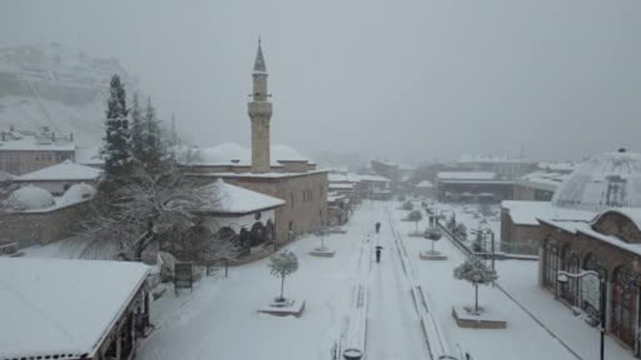 Tokat’ta Yoğun Kar: Kent Meydanı Masalsı Görüntülere Büründü