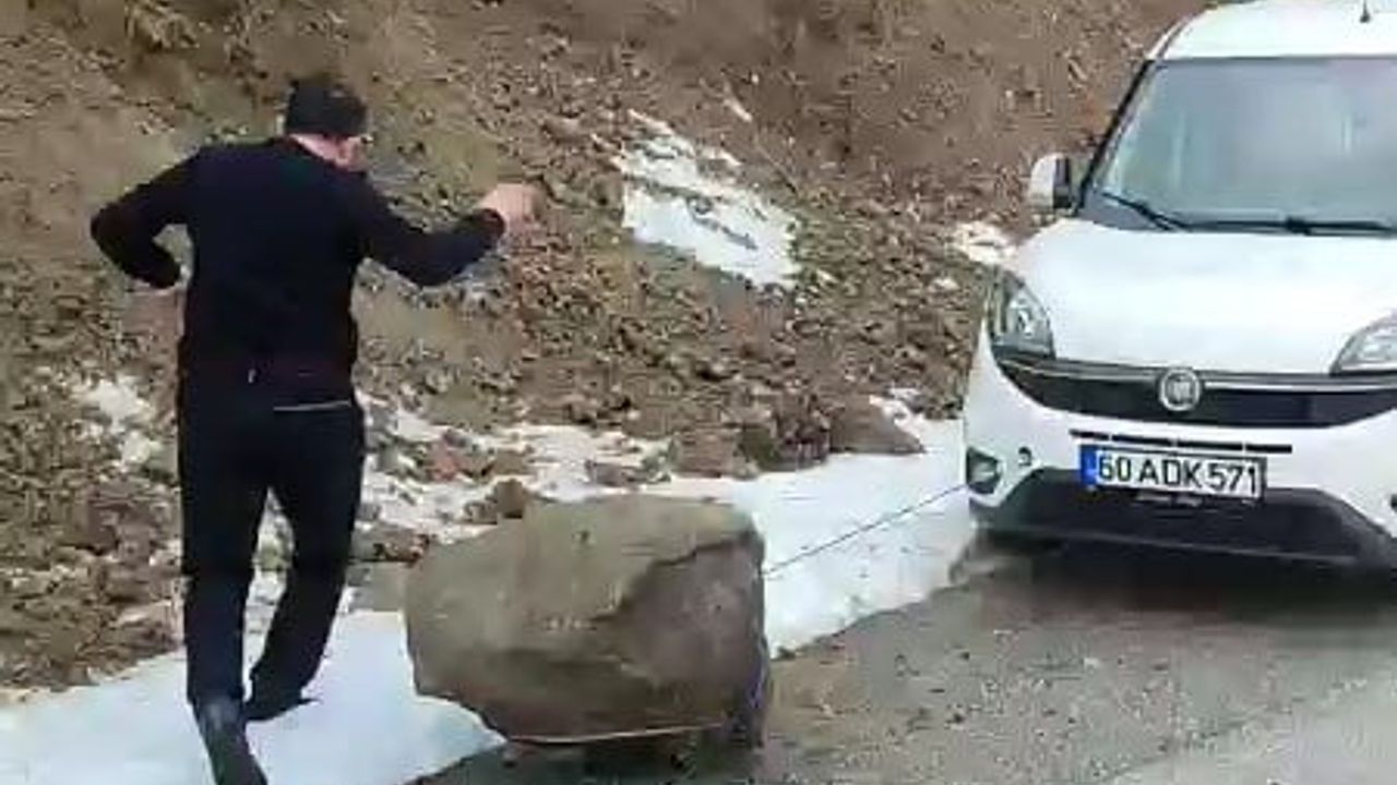 Tokat’ta Yola Düşen Kaya Otomobillerle Güvenli Alana Çekildi