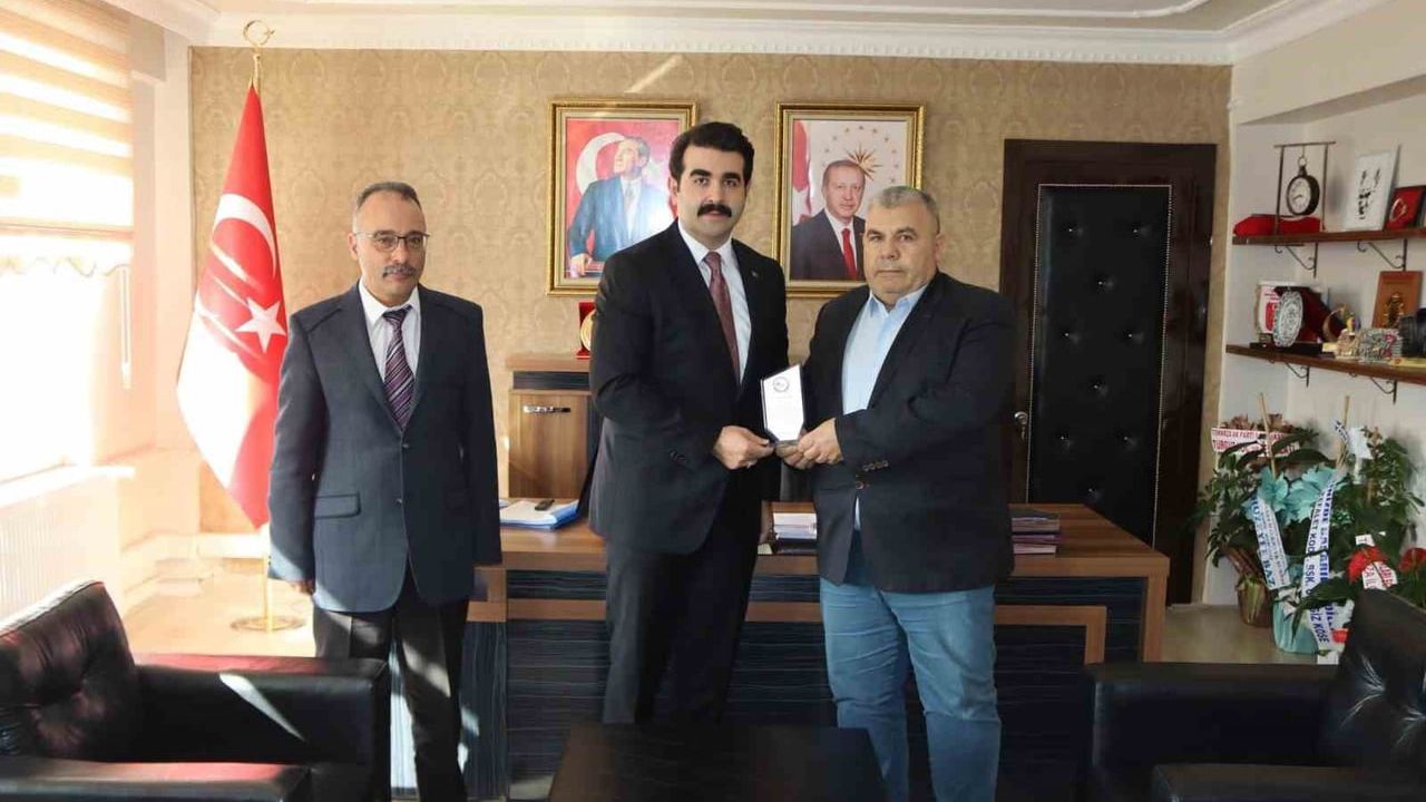 Tomarza'da 41 Yılın Ardından Mesut Elkıran’a Kaymakamdan Plaket