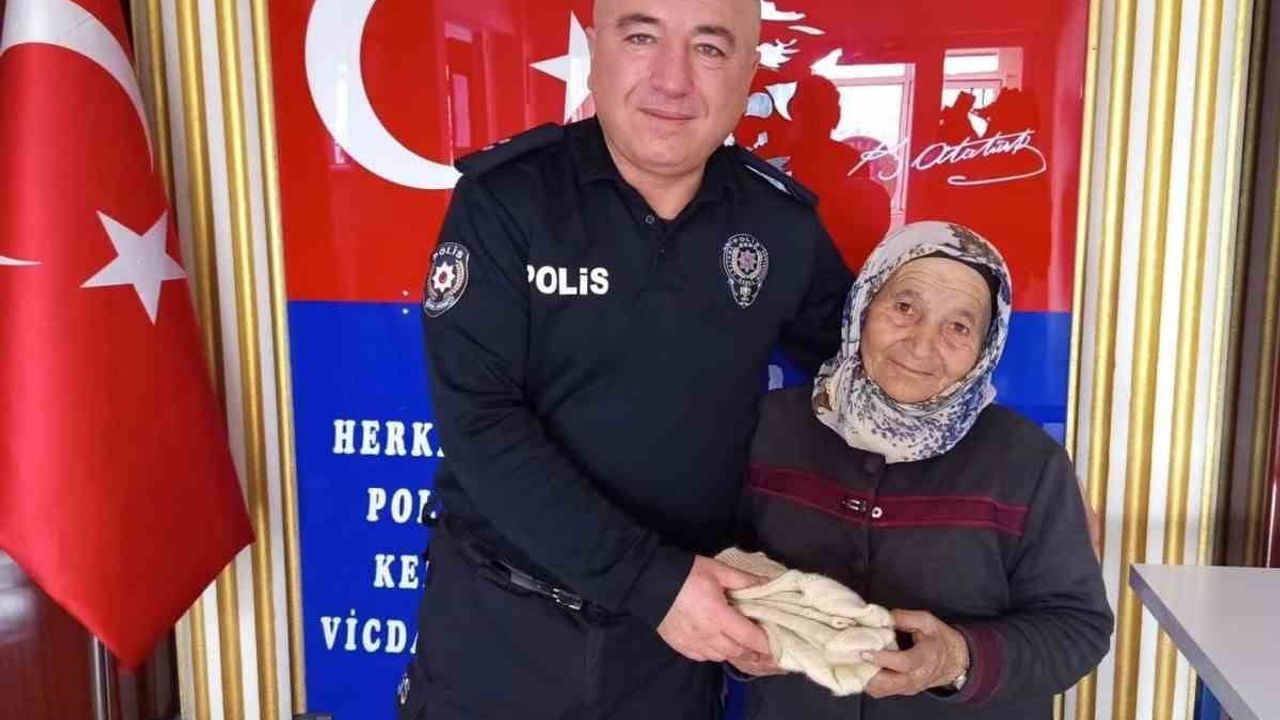 Tomarza'da 71 Yaşındaki Hanım Altıntaş'tan Polislere El Örgüsü Çoraplar