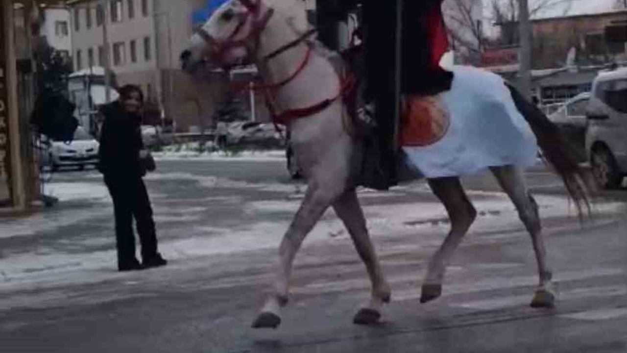 Tomarza'da Esnaftan Bayrak Tepkisi: At Üzerinde Türk Bayrağıyla Tur