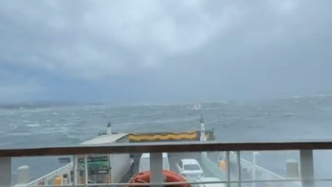 Topçular-Eskihisar Feribotu Fırtınada Sürüklendi: Negmar Feribotu Yalova'da Mahsur