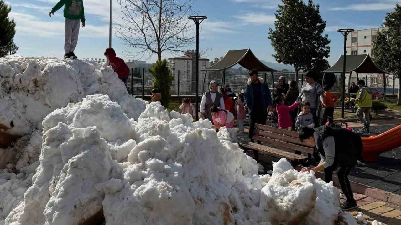 Toprakkale'de Kar Sürprizi: Osmaniye'de Çocukların Hasreti Son Buldu