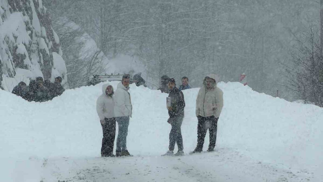 Trabzon-Bayburt Karayolu Tilkibeli'de Çığ — Ulaşım Kapandı