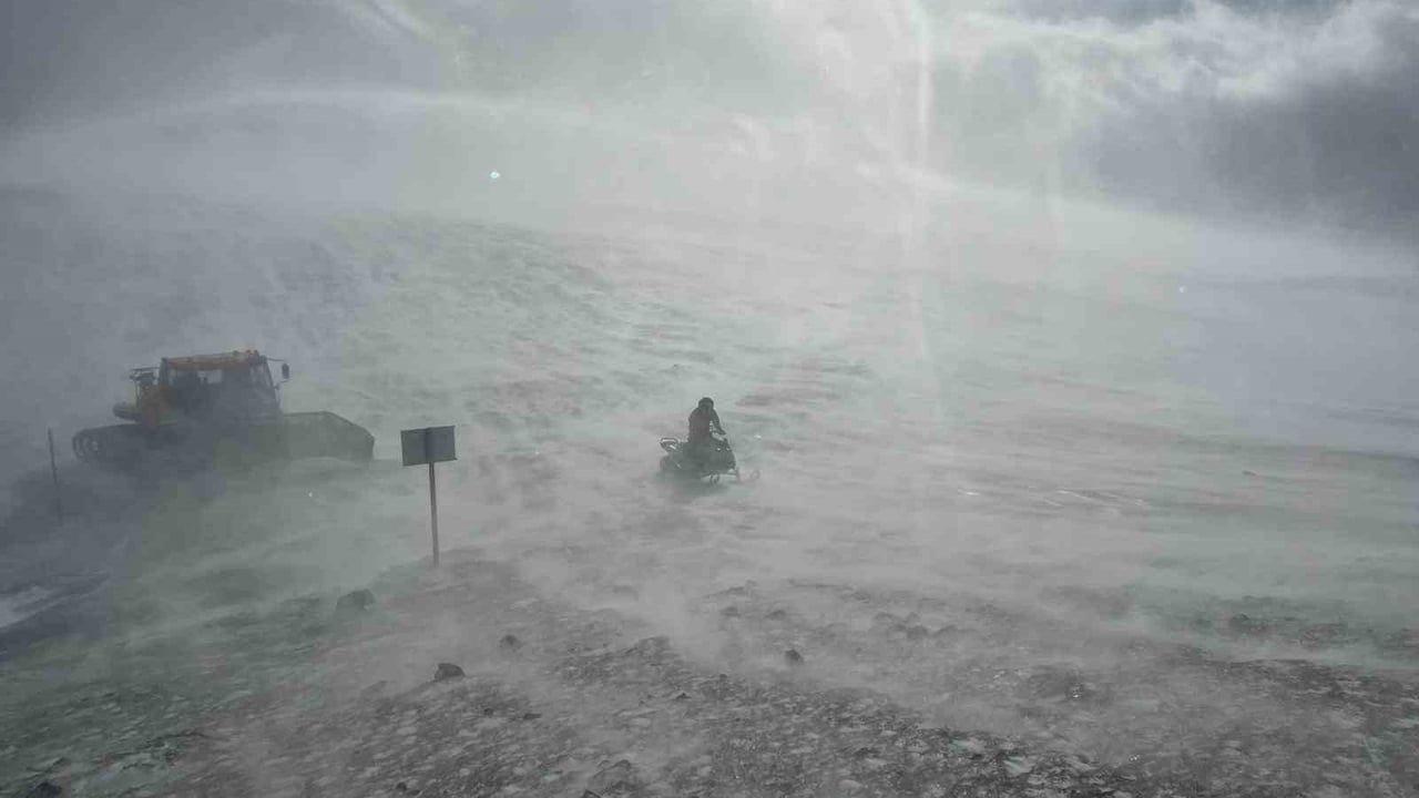 Trabzon Çaykara Yaylalarında Kar Fırtınası: Şiddetli Rüzgar Görüşü Kısıtladı