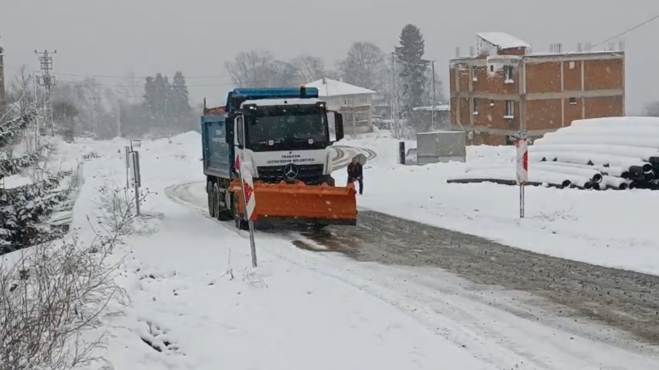 Trabzon'da 24 Mahalle Yolu Kar Nedeniyle Ulaşıma Kapandı