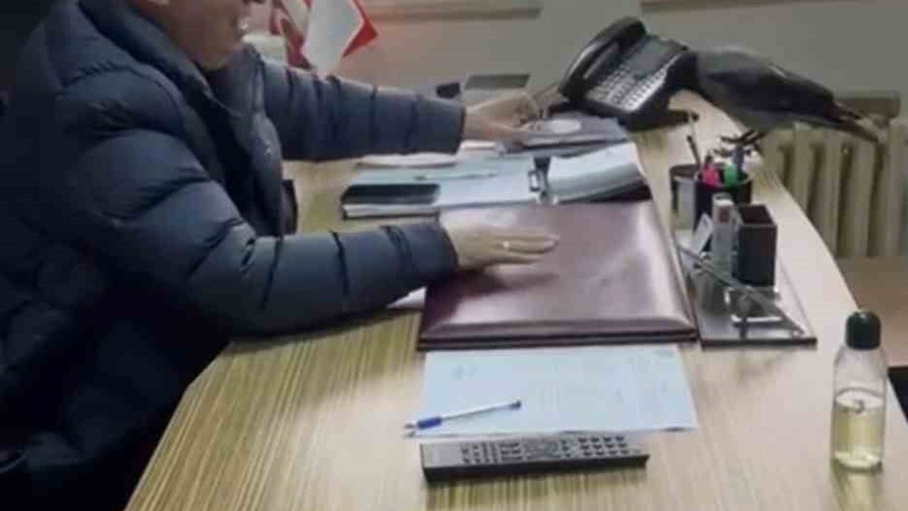 Trabzon'da Başkan Cahit Erdem'in Karga ile Gülümseten Diyaloğu