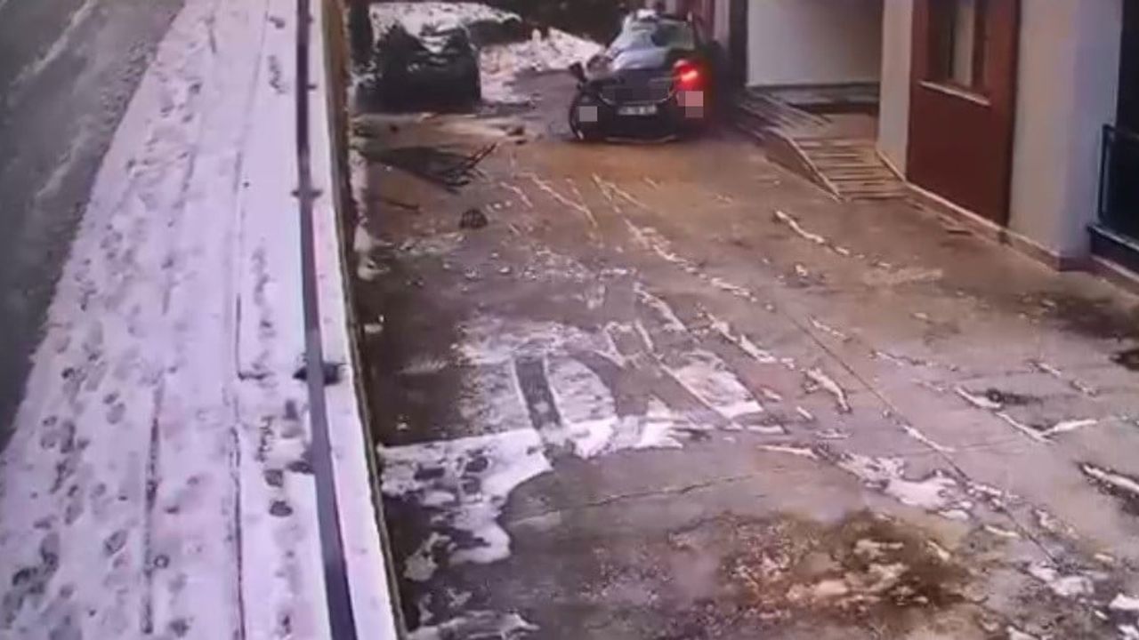 Trabzon'da Buzlanma Nedeniyle Cip Site Bahçesine Uçtu — Anlar Kamerada