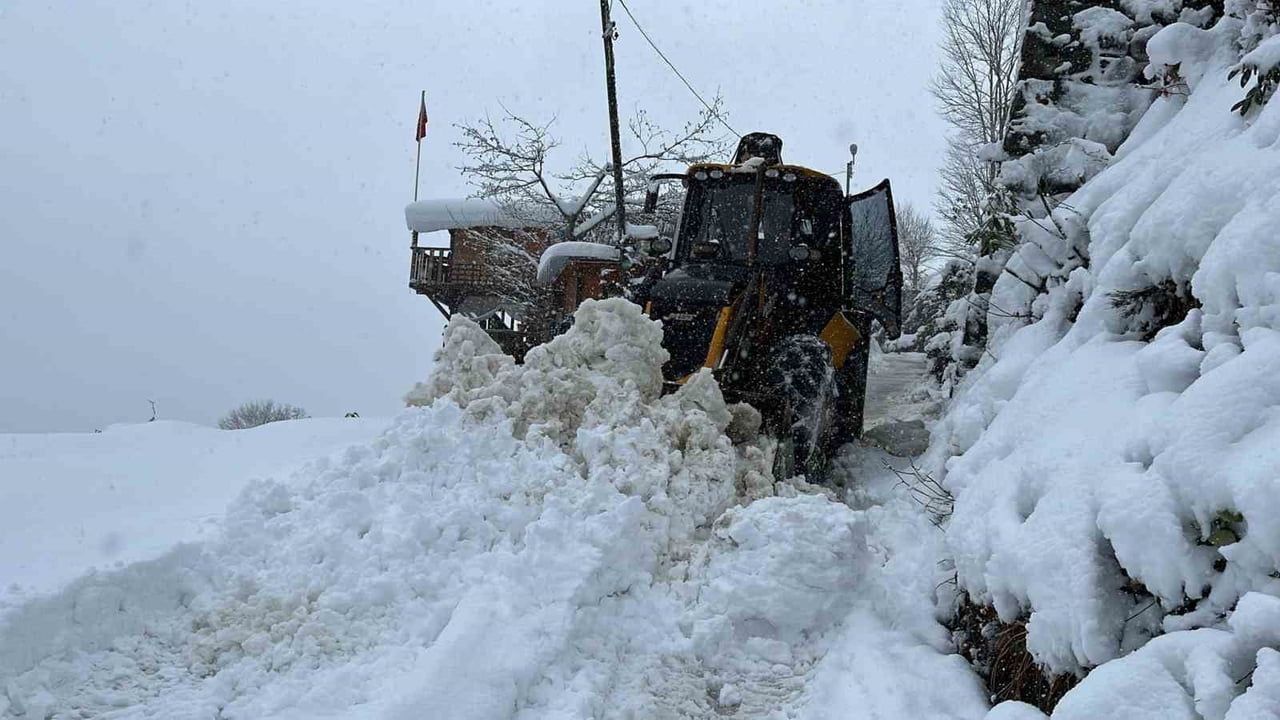 Trabzon'da Kar: 70 Mahalleye Ulaşım Sağlanamıyor