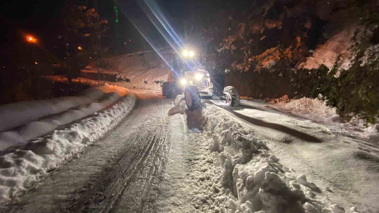 Trabzon'da Karla Mücadele: 133 Mahalle Yolundan 84'ü Ulaşıma Açıldı