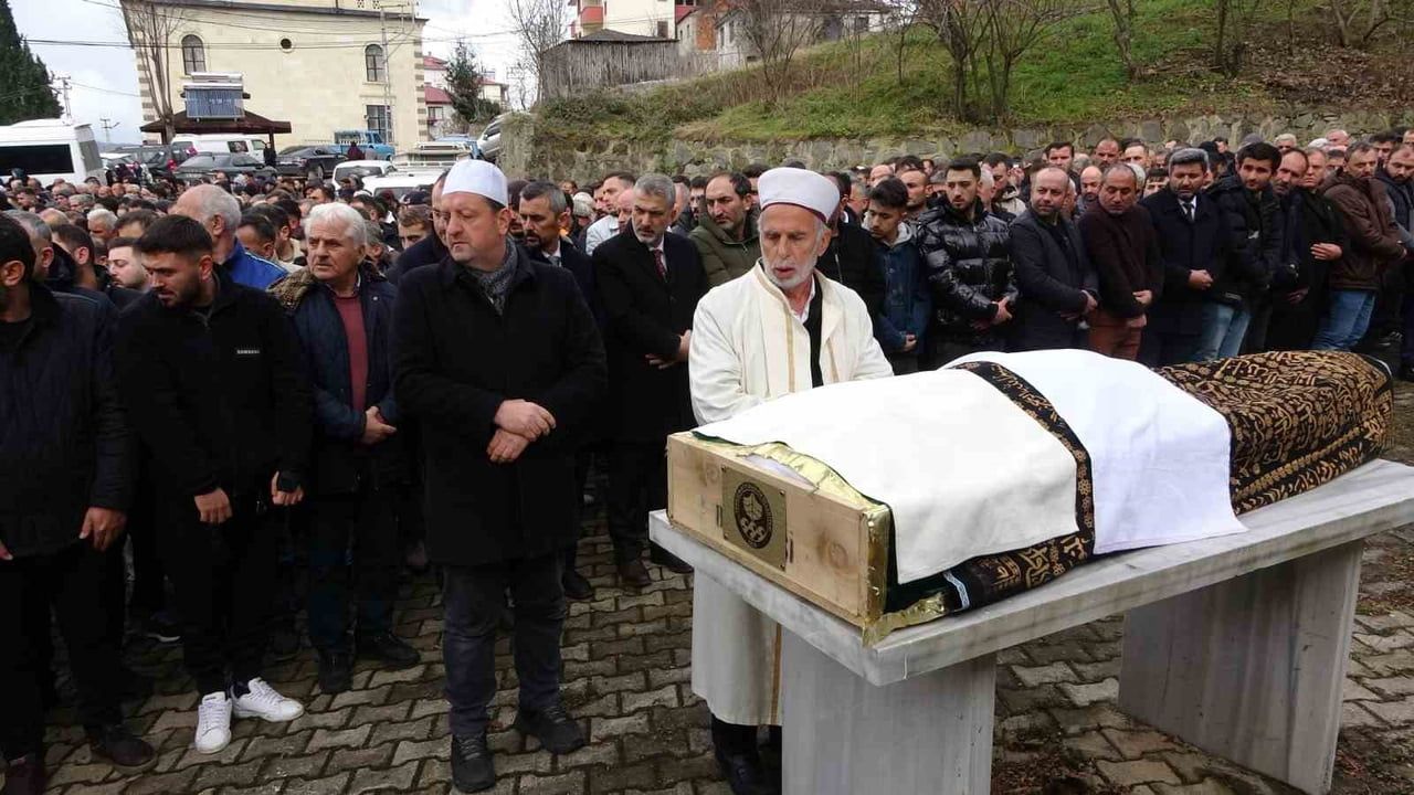 Trabzon'da saç ekimi sonrası fenalaşan Temel Altuntaş defnedildi