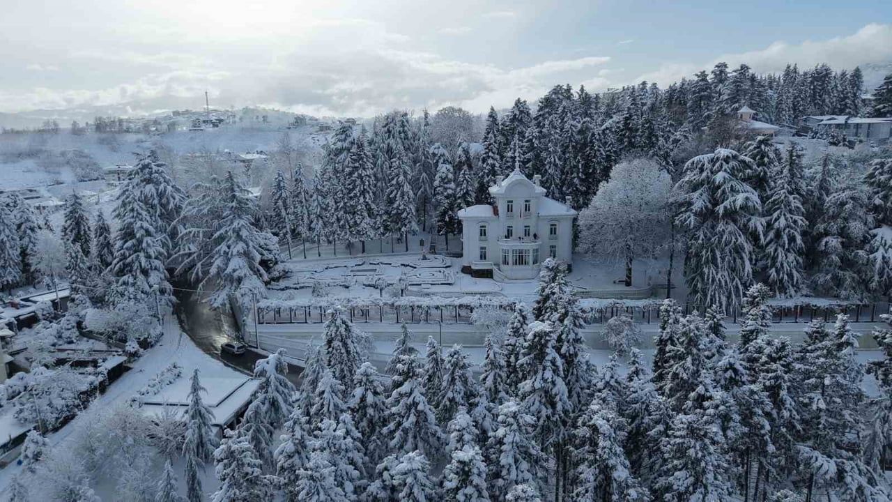 Trabzon'da Yoğun Kar: 286 Mahalle Yolu Kapandı, Okullar Tatil