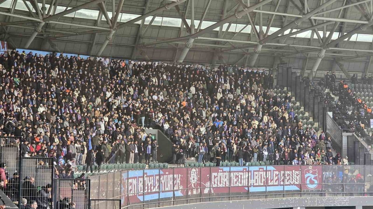 Trabzonspor Taraftarları Kocaeli'de Takımlarını Yalnız Bırakmadı