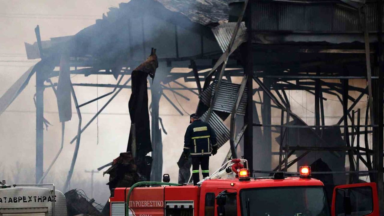 Trikala'da bisküvi fabrikası patlaması ve yangın: 4 ölü