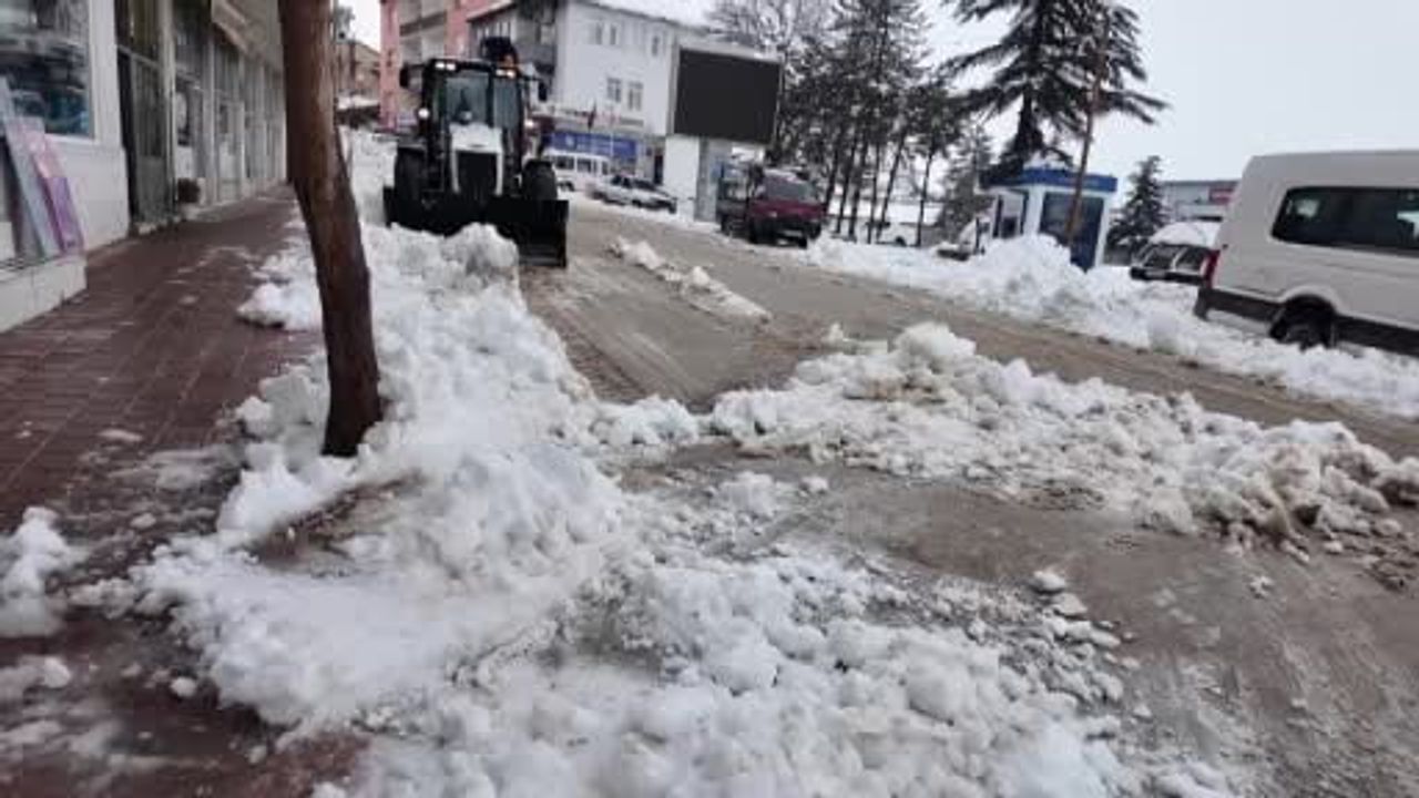 Tufanbeyli'de 40 Santimetreye Yaklaşan Kar: Okullar Tatil