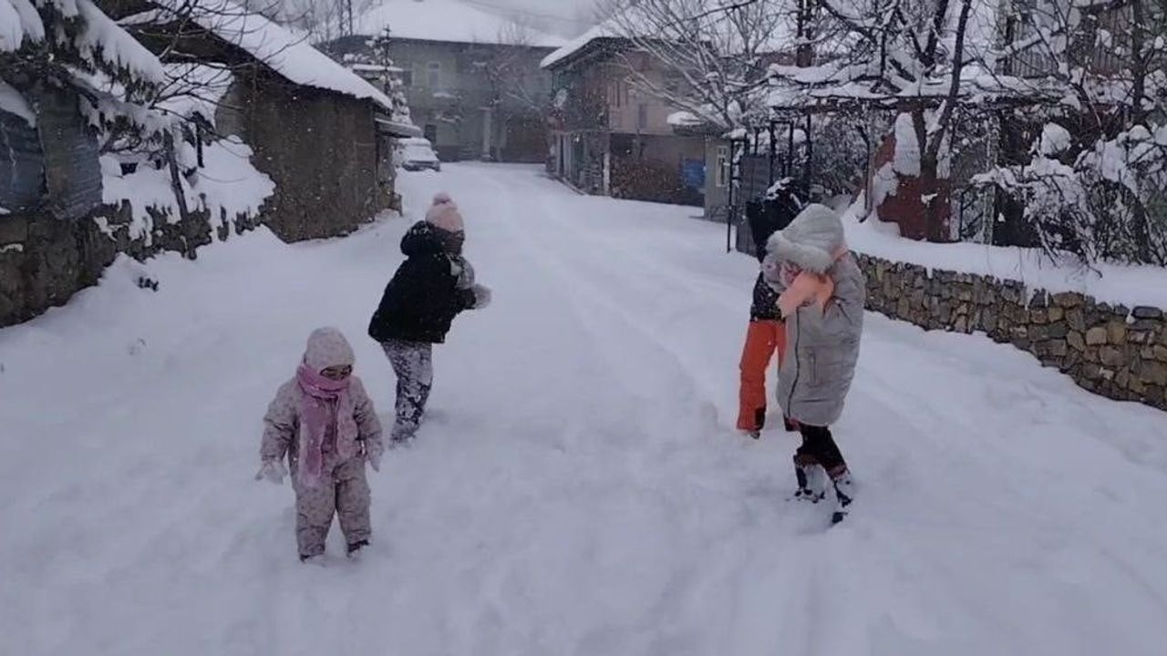 Tufanbeyli'de Tipiye Rağmen Çocuklar Kar Topu Oynadı
