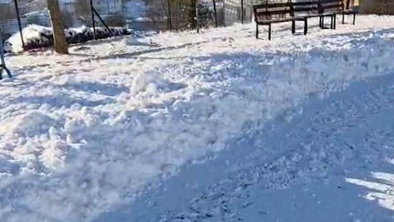 Tufanbeyli'nde eksi 16 derece: Çatılarda buz sarkıtları