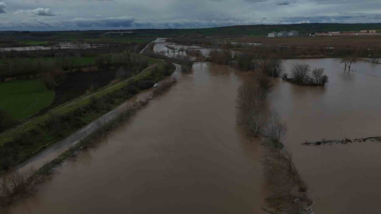 Tunca Nehri'nde Taşkın Alarmı: Edirne'de Tarım Arazileri Sular Altında