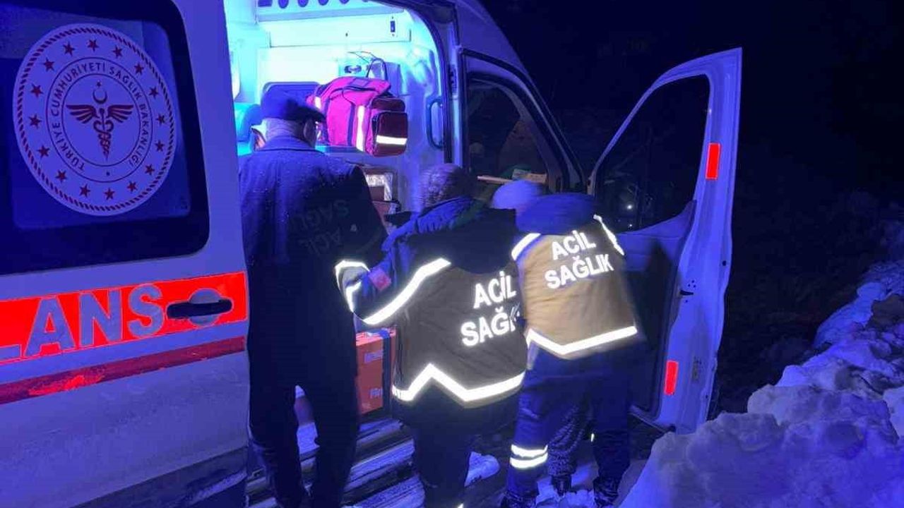 Tunceli Aşağı Başakçı'da Mahsur Hasta 5 Saatlik Çalışma Sonrası Hastaneye Sevk