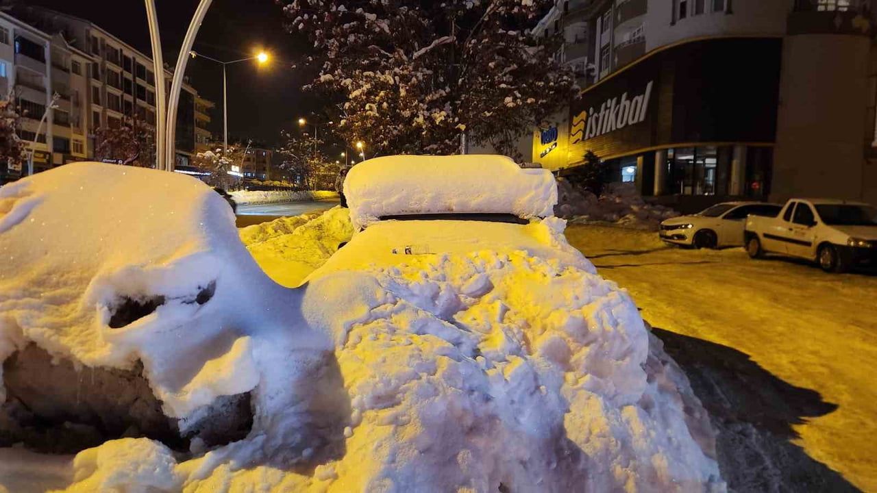Tunceli’de Kar Esareti: Araçlar Kar Yığınları Arasında Kayboldu