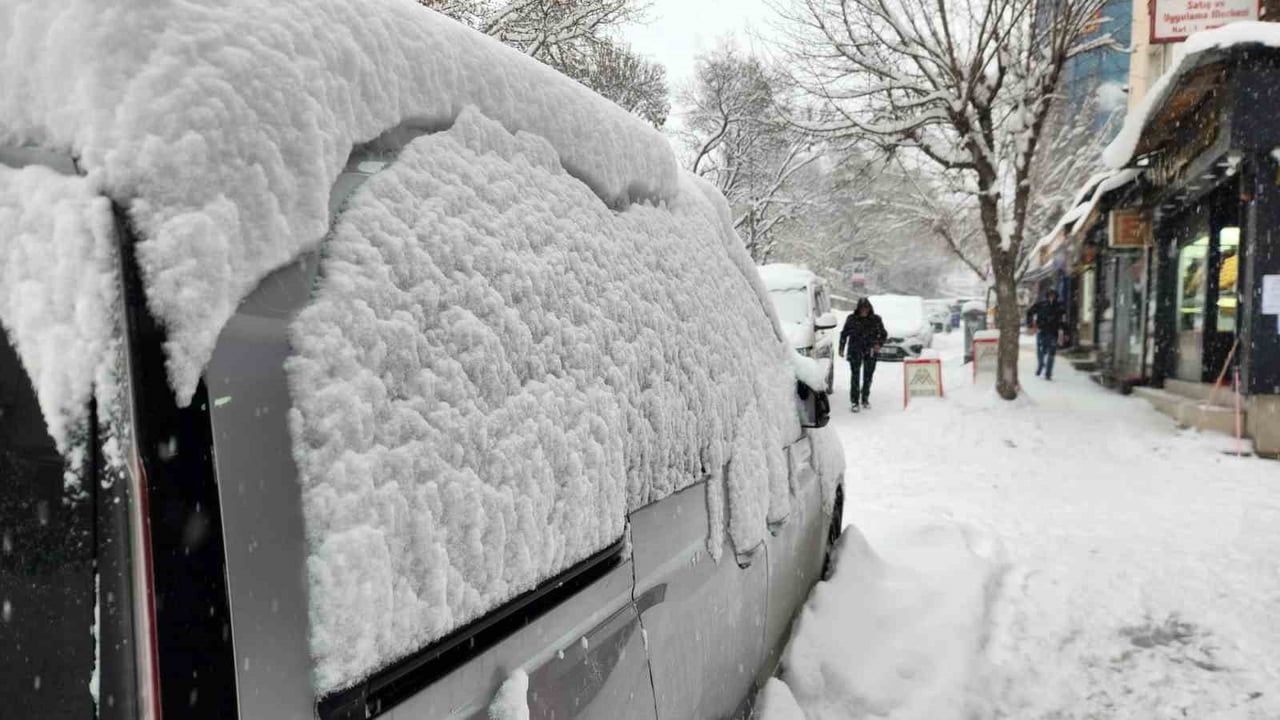 Tunceli'de Kar ve Yılbaşı Tatili Çocuklara Neşe Getirdi
