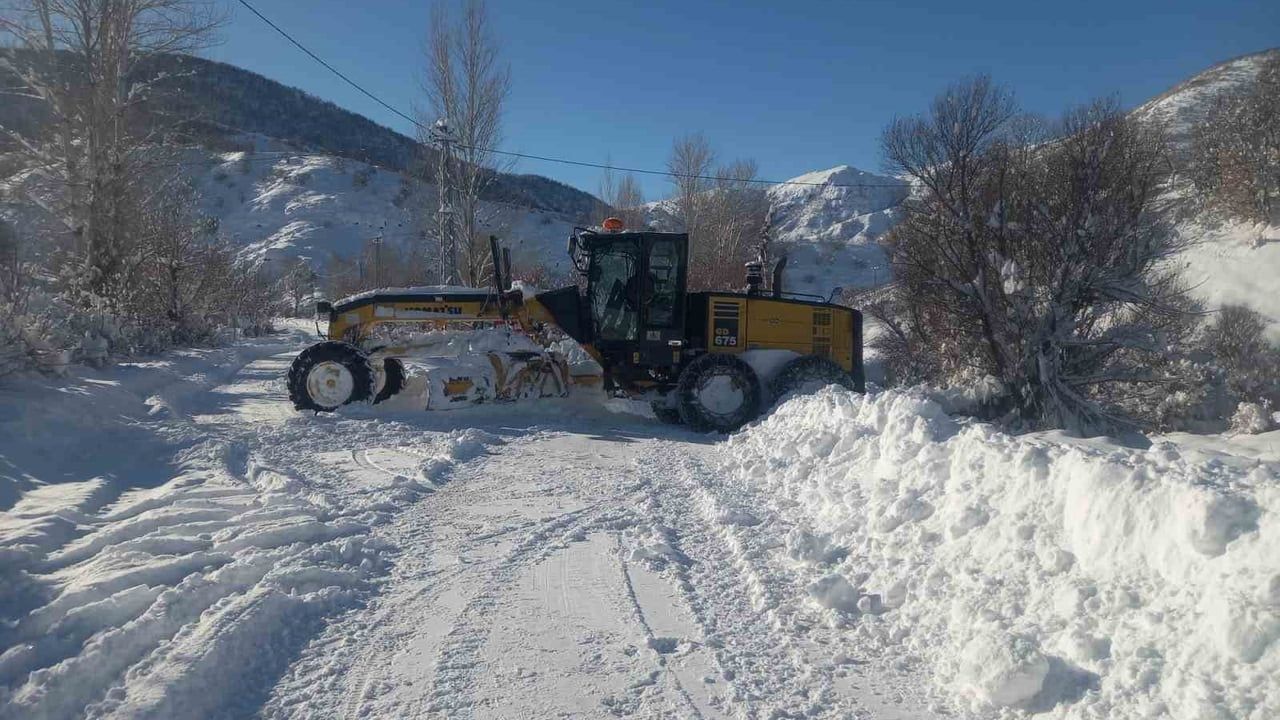 Tunceli’de kar yağışı: 298 köy yolu ulaşıma kapandı