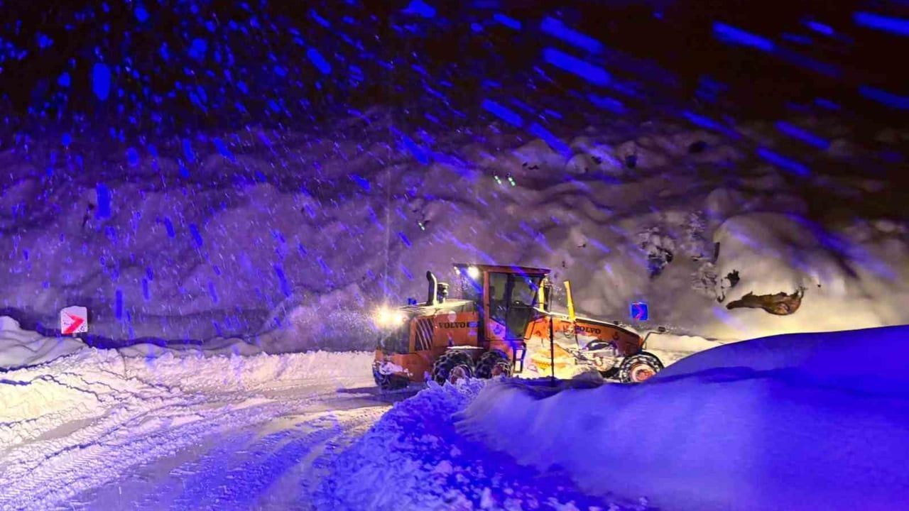 Tunceli'de Karla Mücadele 7/24: Kar Kalınlığı 145 cm'e Ulaştı