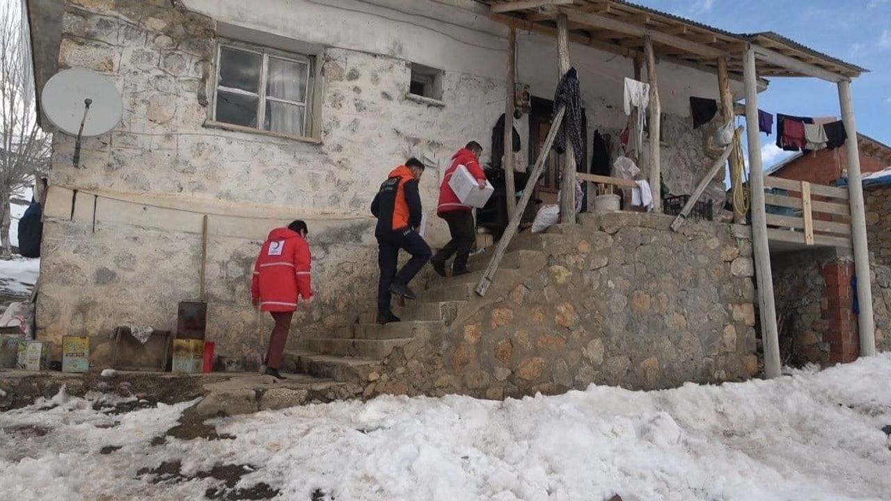 Tunceli'de Kızılay ve AFAD'tan Ovacık'ta gıda ve battaniye yardımı