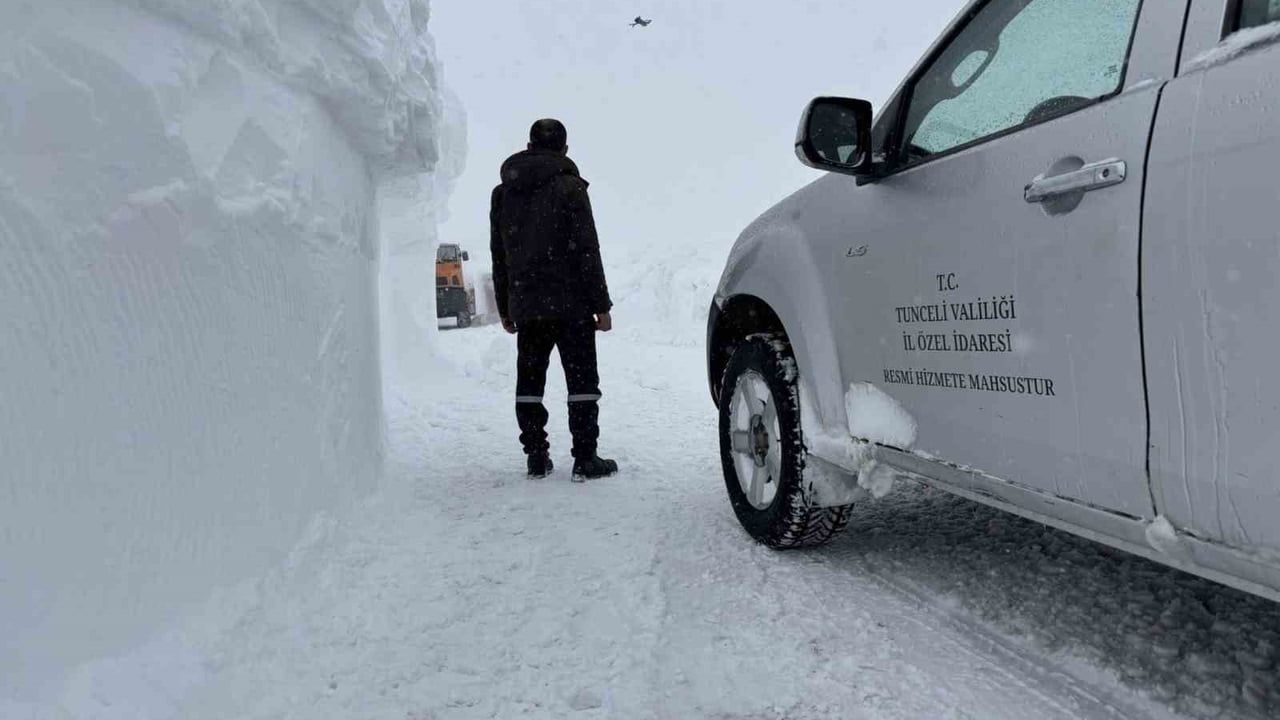 Tunceli'de Mercan Grup Köy Yolu'nda Kar 3,5 Metreye Ulaştı — Ekipler Ulaşıma Kesintisiz Müdahale
