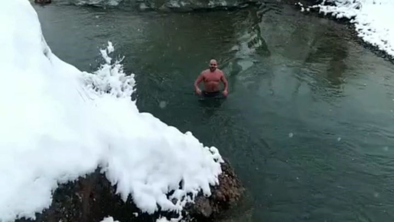 Tunceli'de Tağar Çayı'nda Su Samurları ve Gençlerin Soğuk Suda Yüzüşü