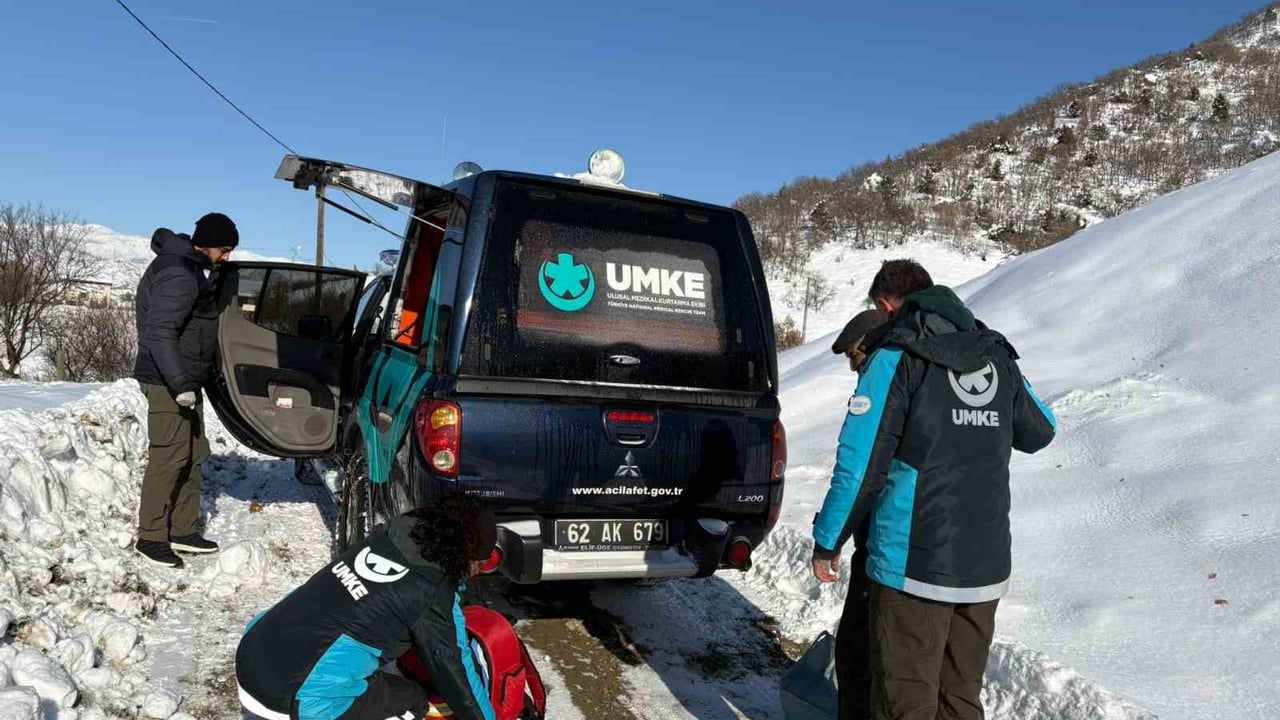 Tunceli'de UMKE, Kar Kapanan Köydeki Diyaliz Hastasını Kurtardı
