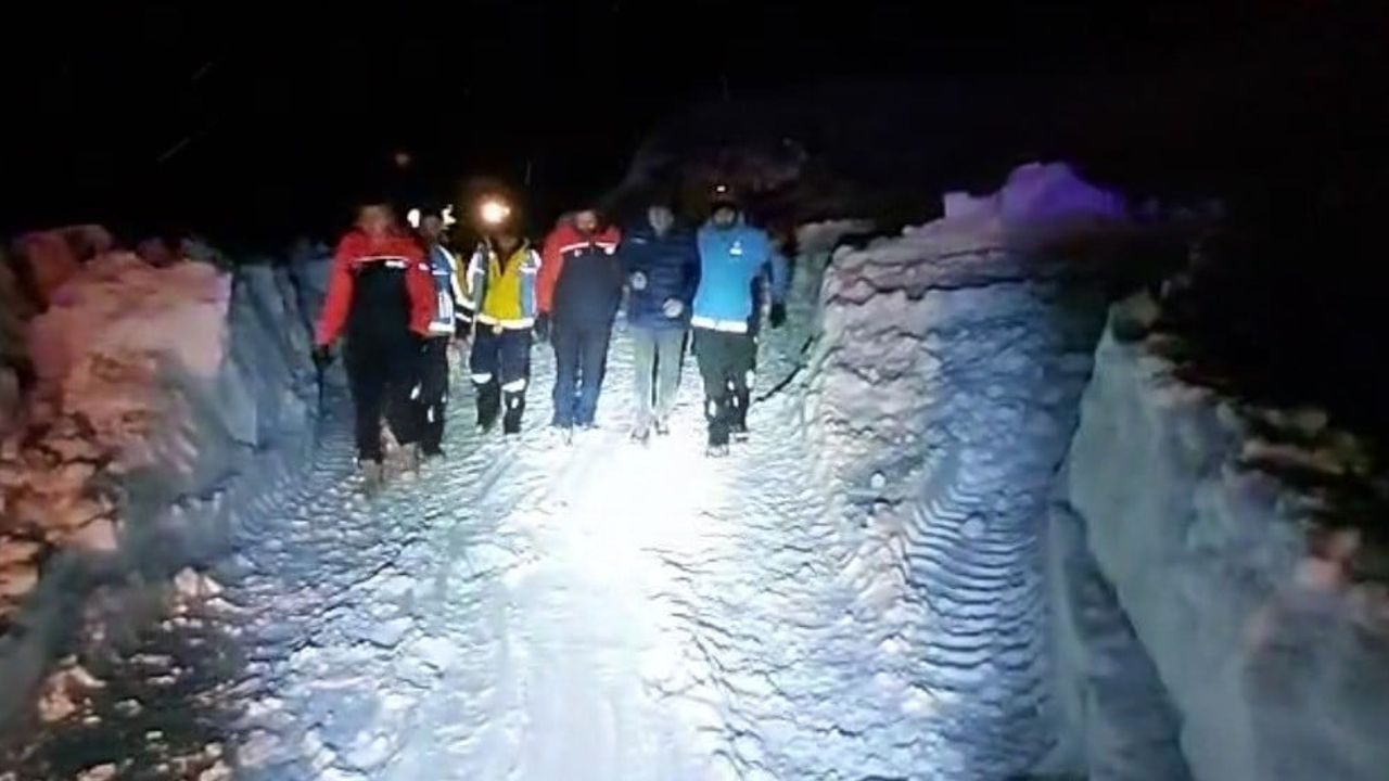 Tunceli'de Yoğun Sis ve Kar Altında 3 Kilometre Yürüyerek Hastaya Ulaşıldı