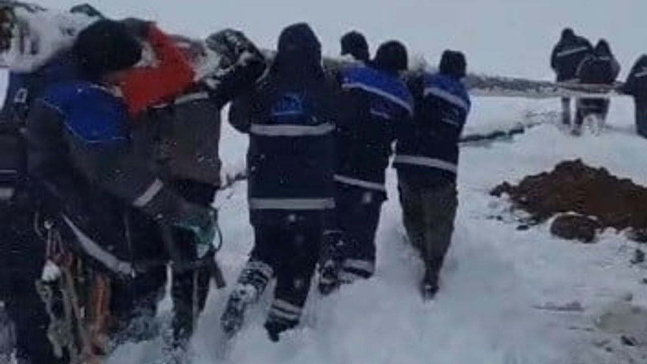 Tunceli Kacarlar’da Fırat EDAŞ Direkleri Sırtladı — Enerji Seferberliği