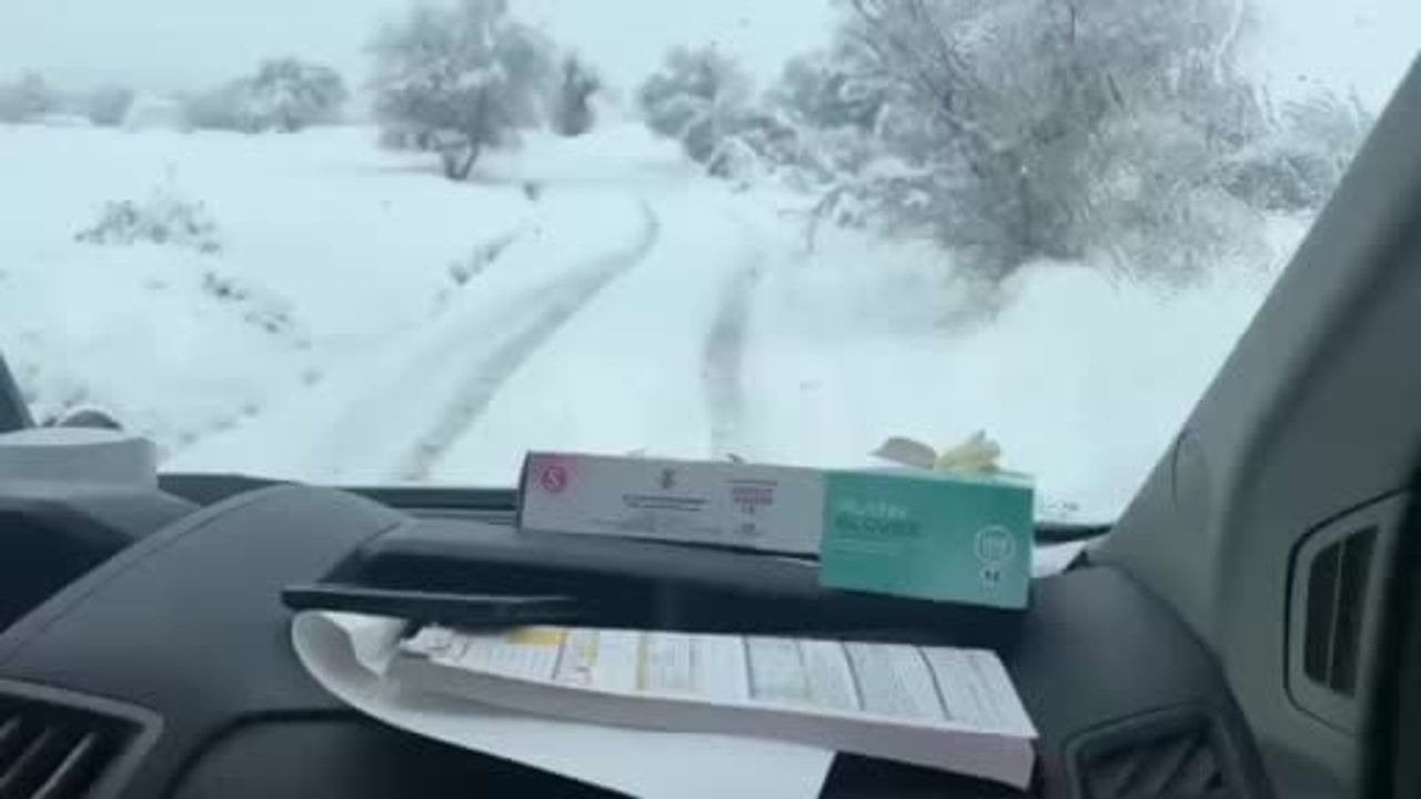 Tunceli Paşacık'ta Karla Kapanan Yolda Zamanla Yarış: 71 Yaşındaki Hasta Sağlık Ekiplerine Ulaştırıldı