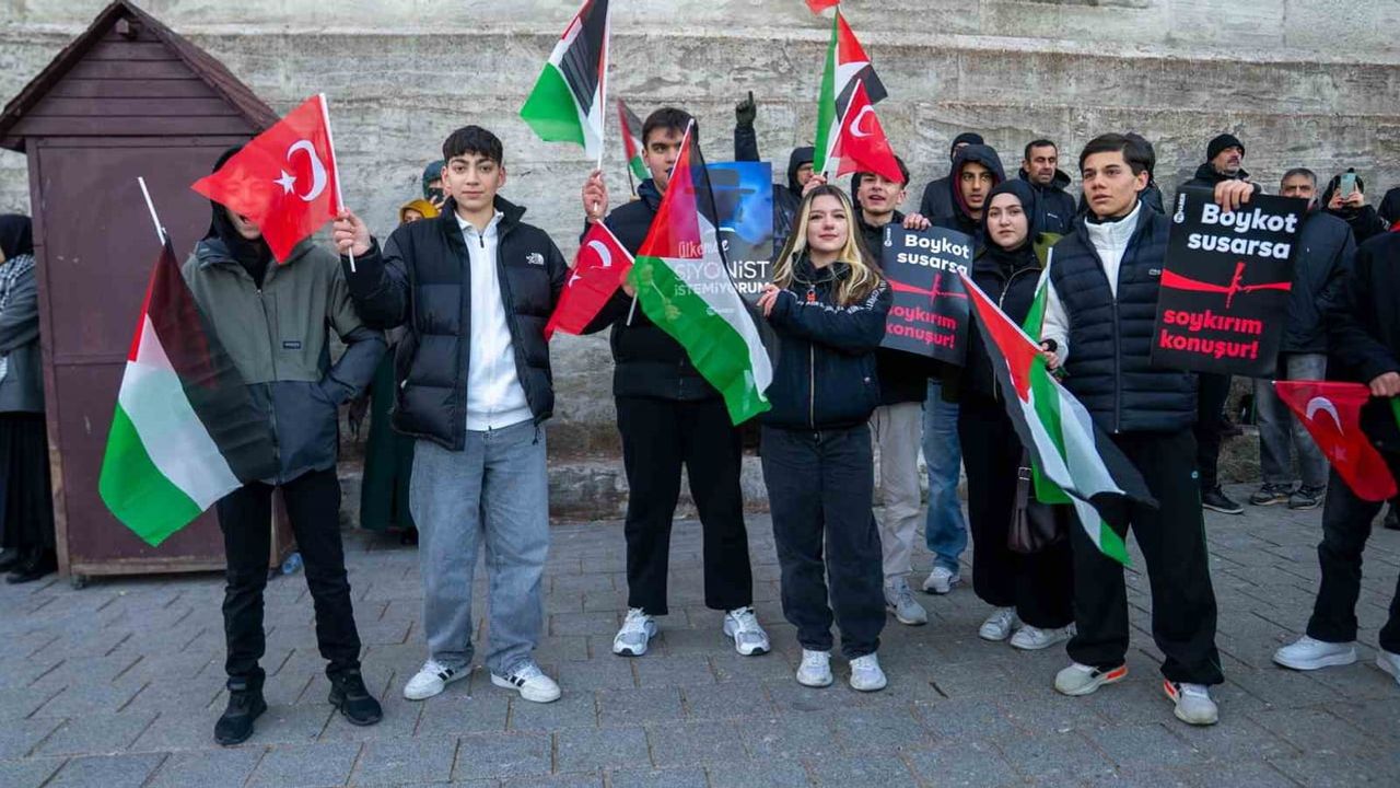 TÜRGEV Galata Köprüsü'nde Filistin İçin Yürüdü: 520 Bin Kişilik Dayanışma