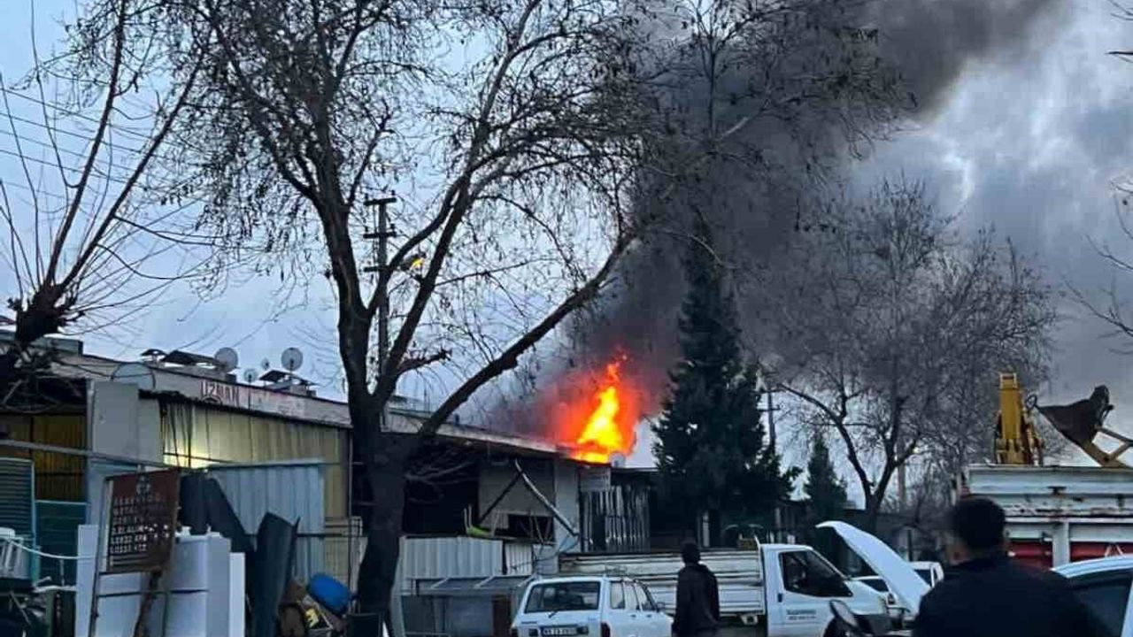 Turgutlu'da Mobilya Atölyesinde Yangın: Maddi Hasar Oluştu