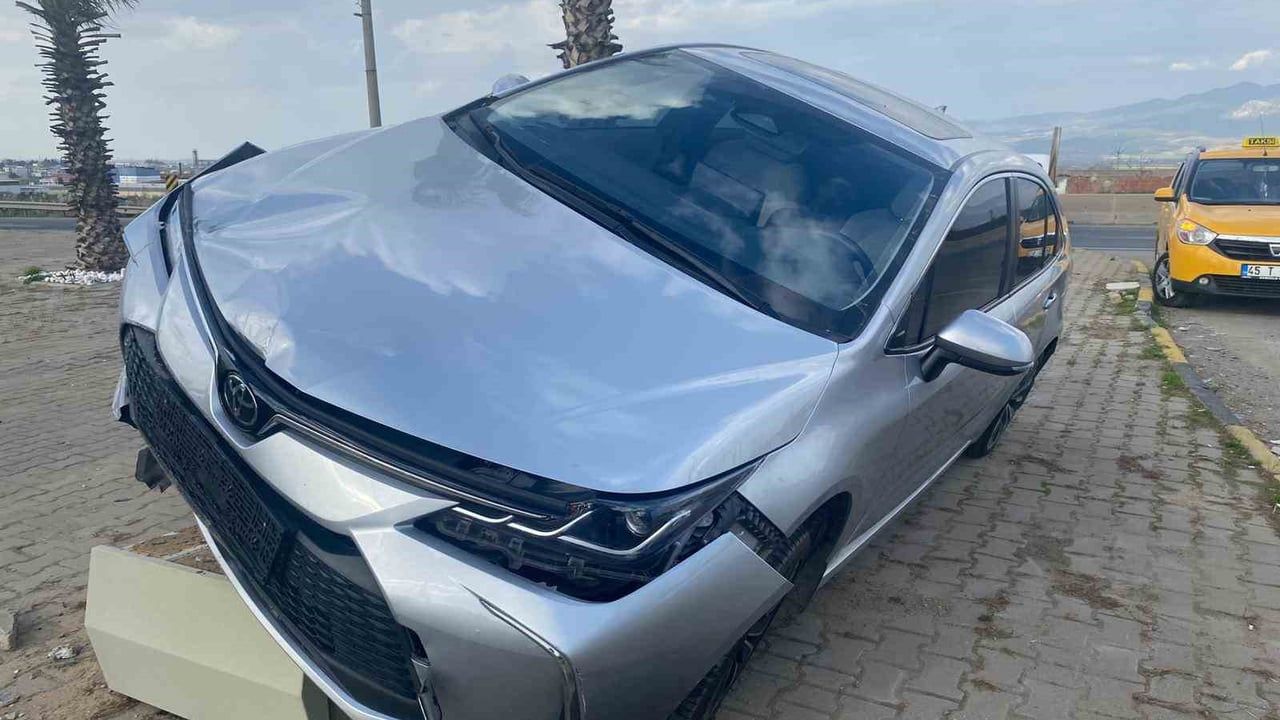 Turgutlu'da Otomobil Refüje Çıktı — 1 Kişi Hafif Yaralandı