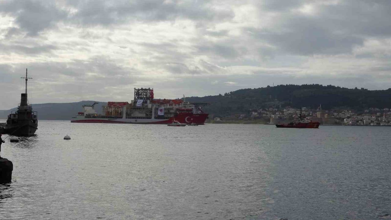 Türk Sondaj Gemisi Yıldırım, Çanakkale Boğazı’ndan Geçti